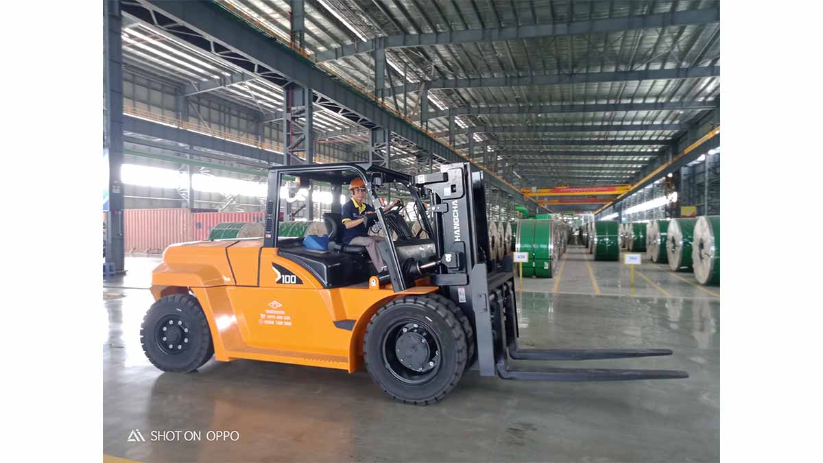 xe nâng 10 tấn chui container
