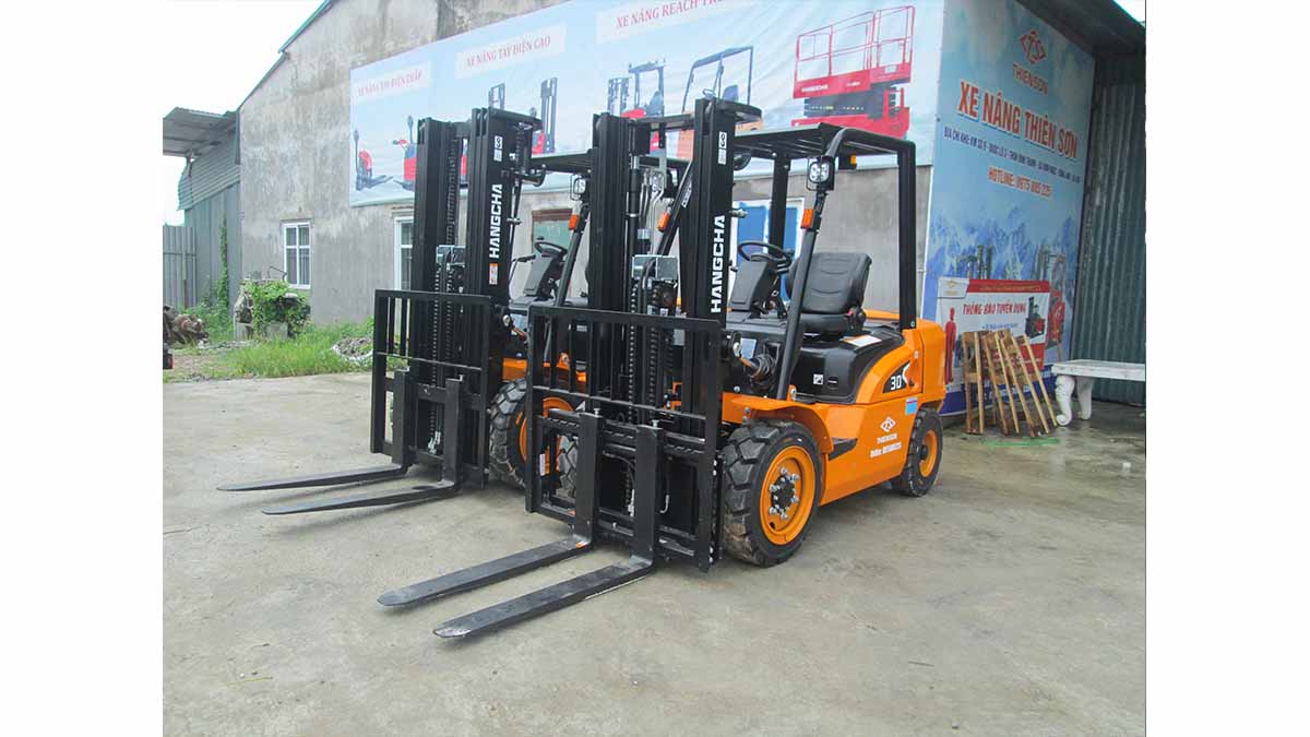 xe nâng chui container