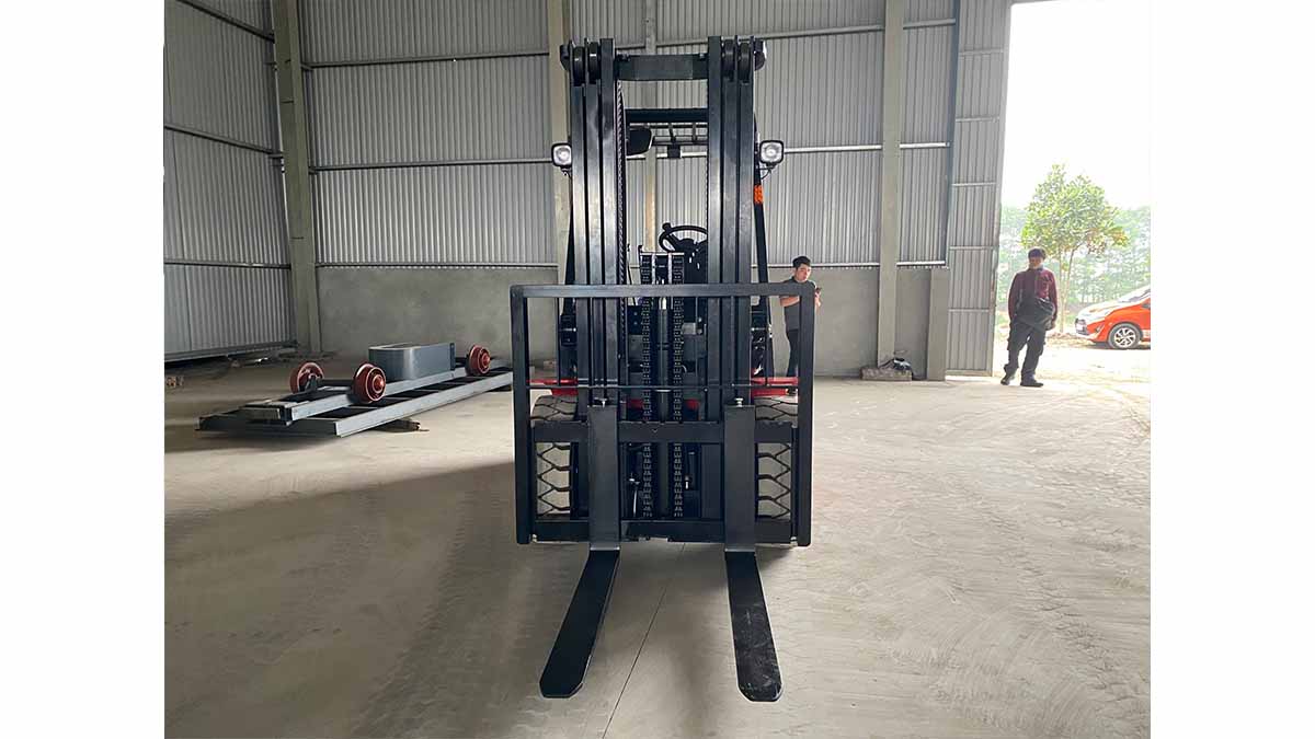xe nâng chui container