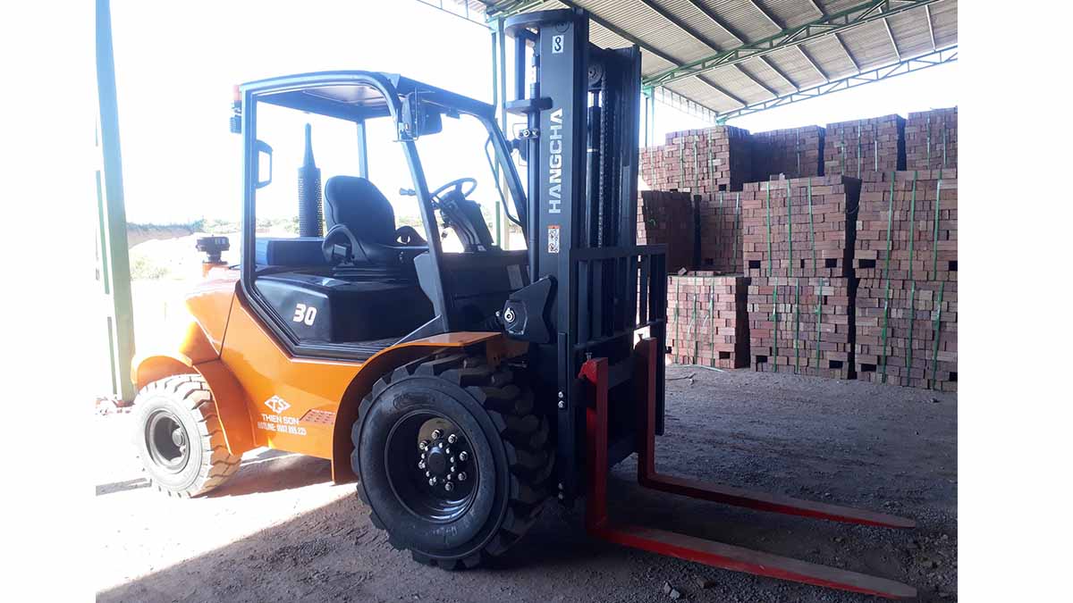 xe nâng địa hình 3 tấn