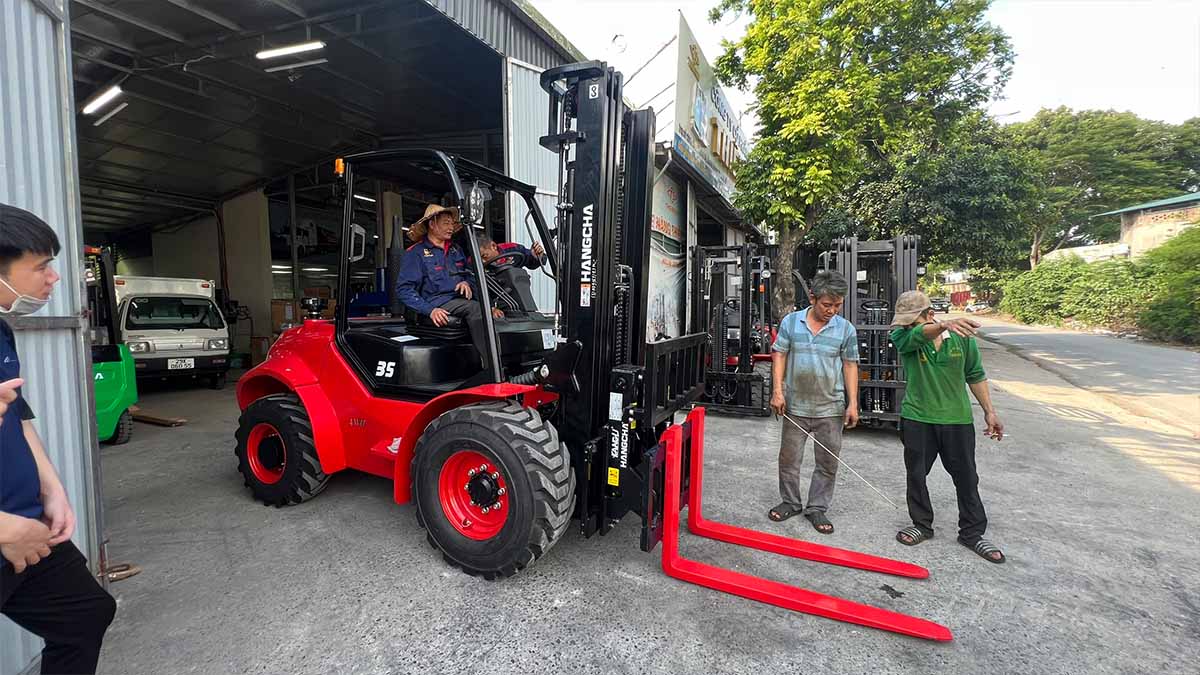 Xe nâng địa hình
