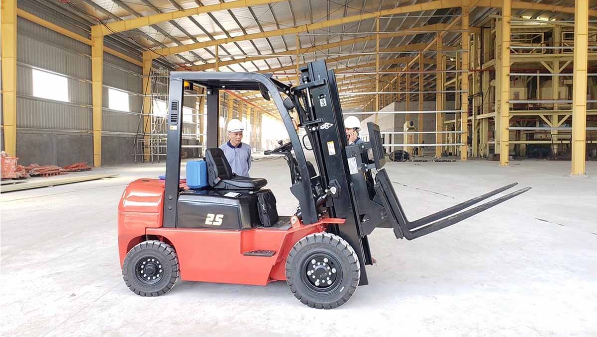 Xe nâng gật gù tải trọng 2.5 tấn hãng Hangcha