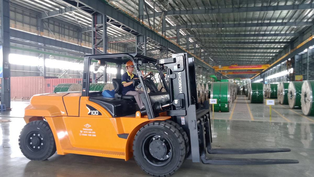 Xe nâng 10 tấn chui container