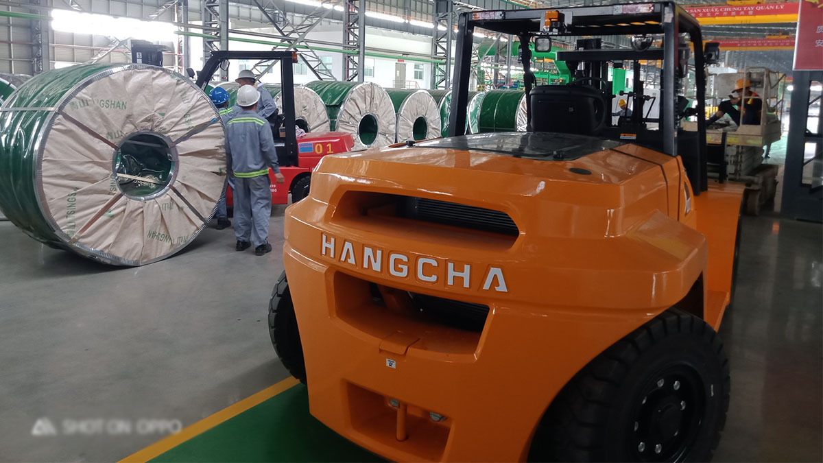 Xe nâng 10 tấn chui container