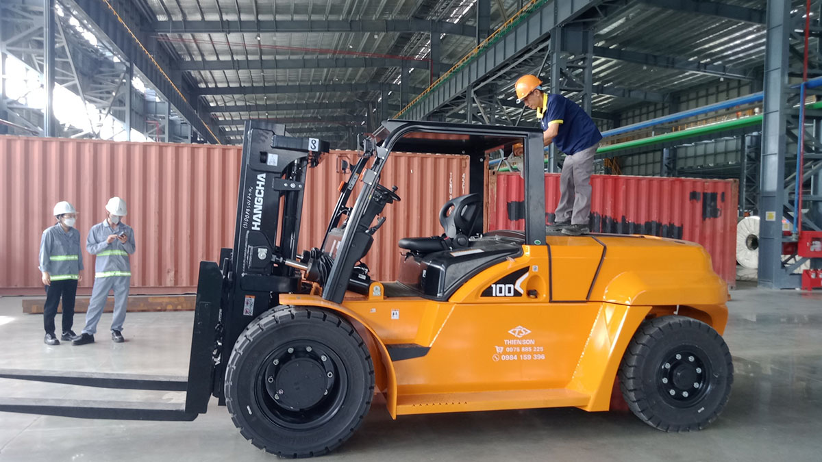 Xe nâng 10 tấn chui container