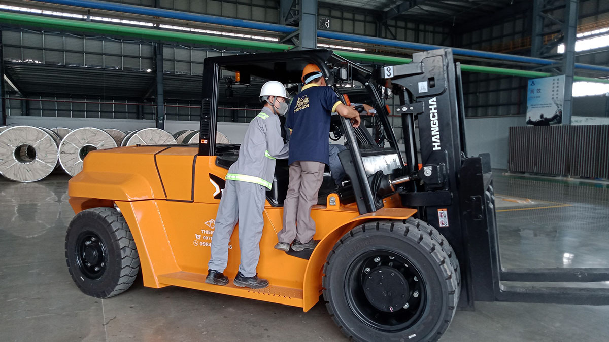 Xe nâng 10 tấn chui container