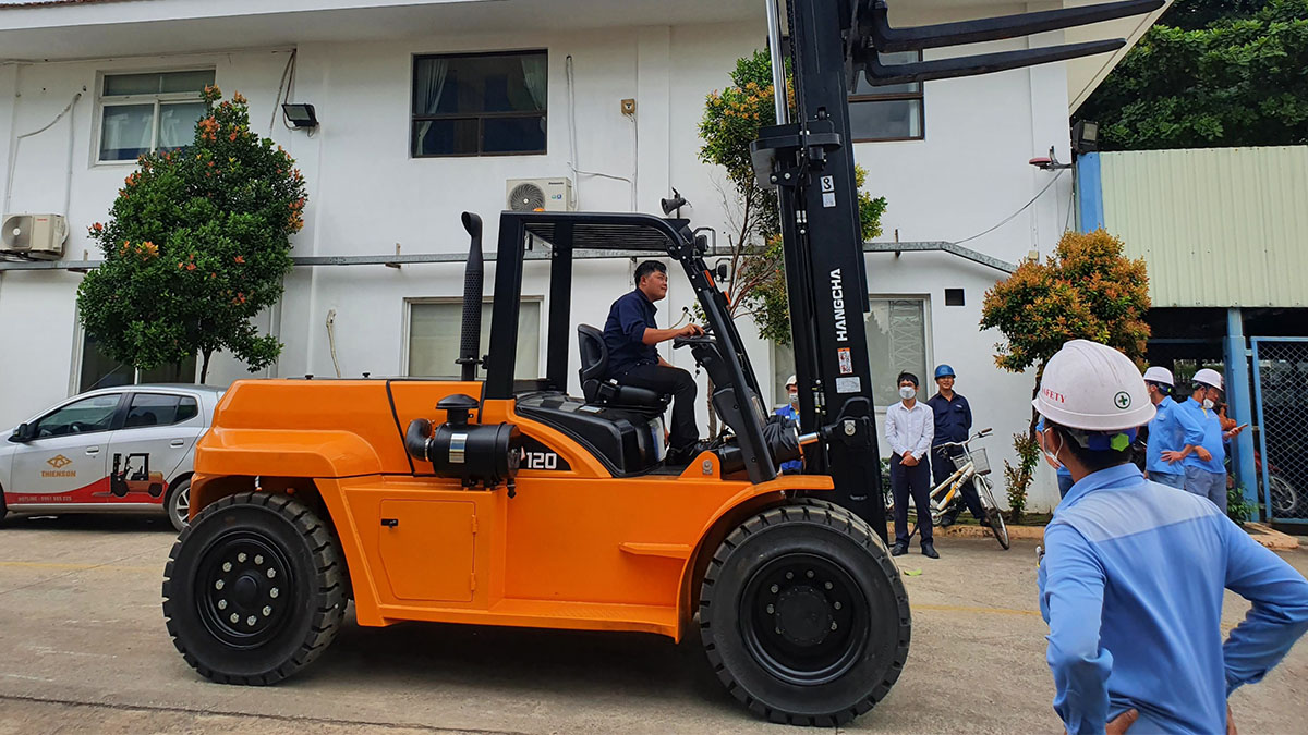 Giá xe nâng dầu 12 tấn 