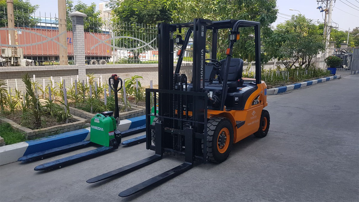 Xe nâng dầu 2 tấn