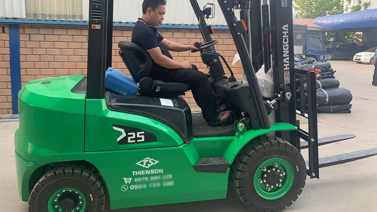 Xe nâng dầu 2.5 tấn
