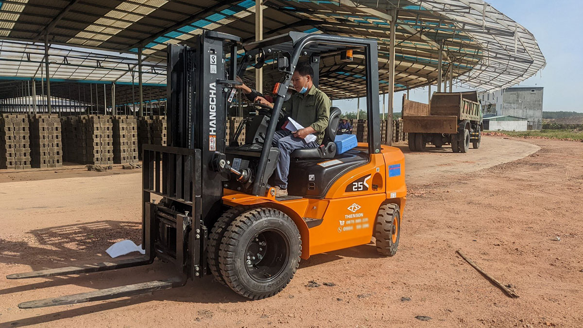 Xe nâng dầu 2.5 tấn