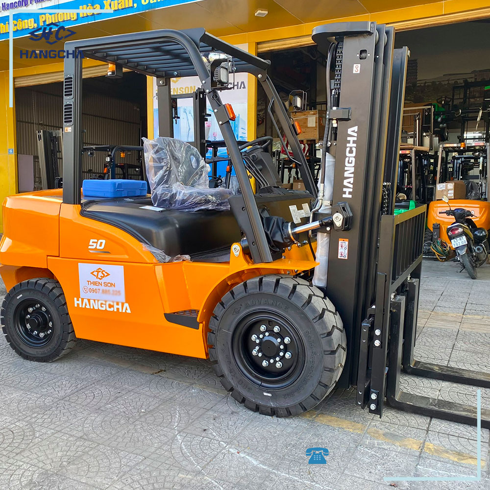 xe nâng dầu 5 tấn chui container