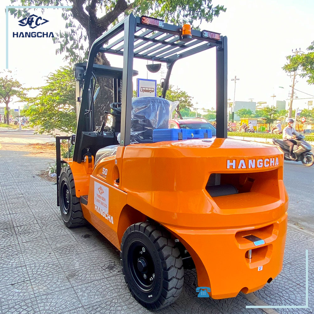 xe nâng dầu 5 tấn chui container