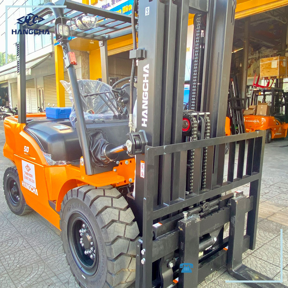 xe nâng dầu 5 tấn chui container