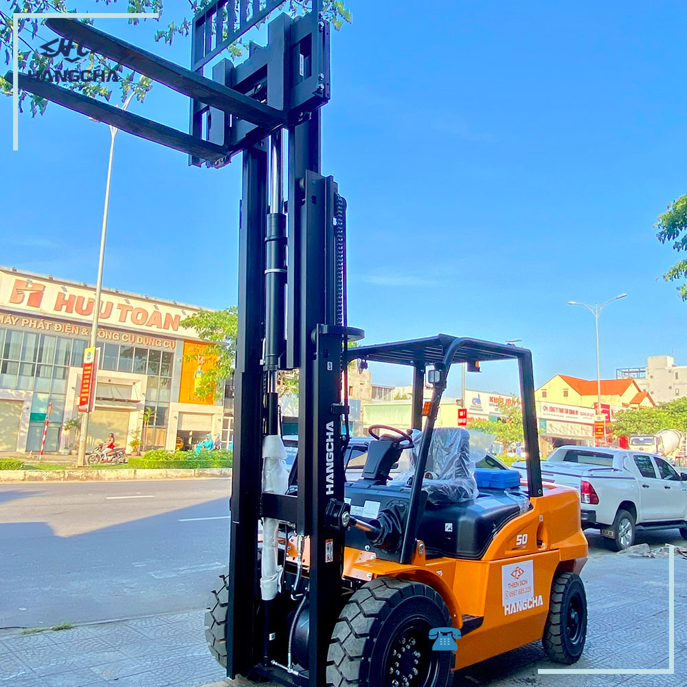 xe nâng dầu 5 tấn chui container