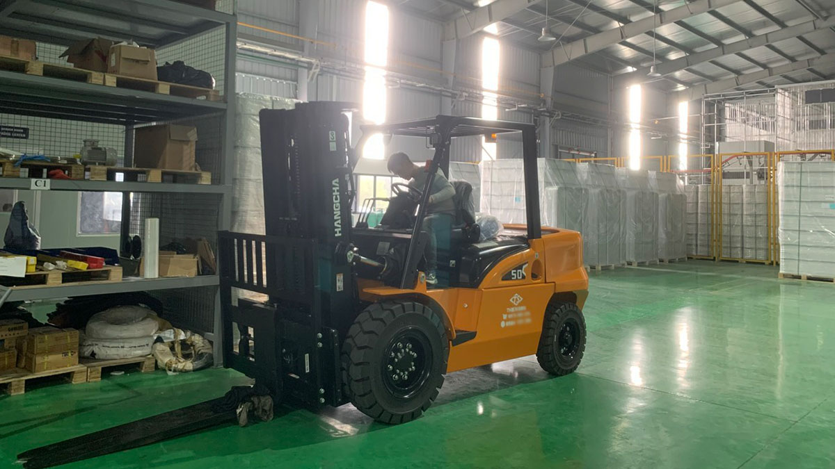 xe nâng dầu 5 tấn chui container hangcha