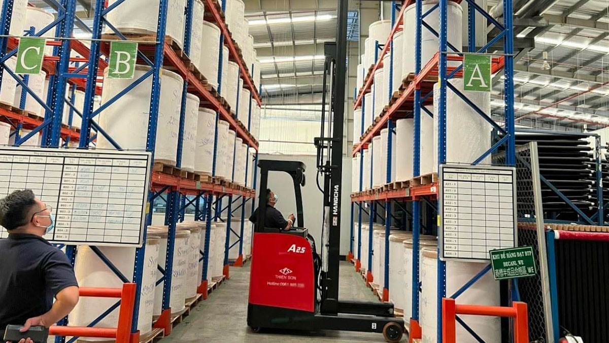 Thuê xe nâng reach truck đứng lái