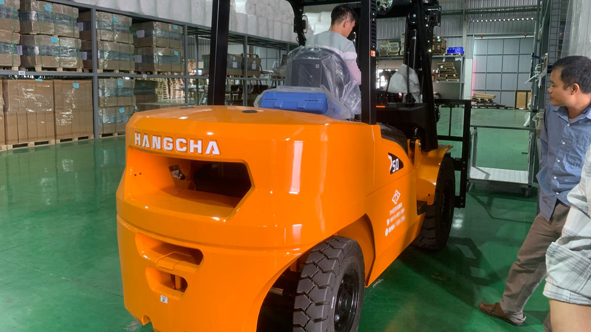 xe nâng 5 tấn chui container