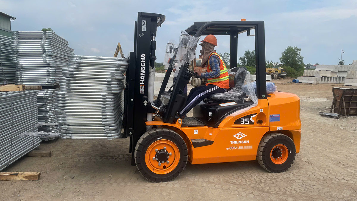 Thuê xe nâng 3.5 tấn