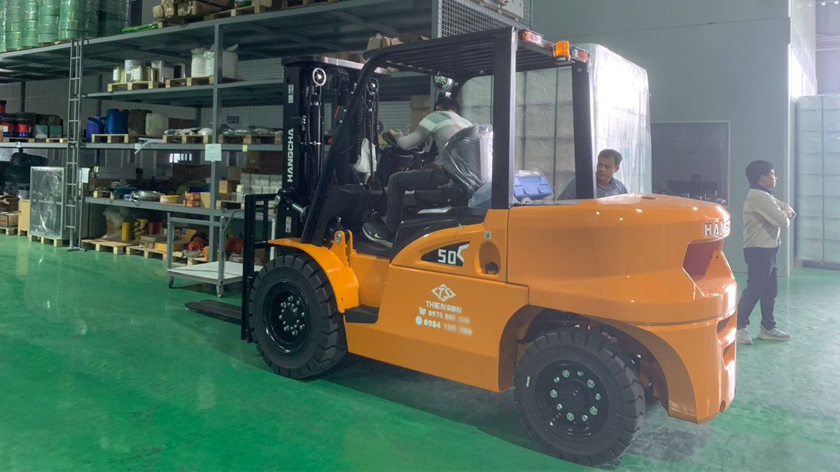 Xe nâng dầu 5 tấn chui container