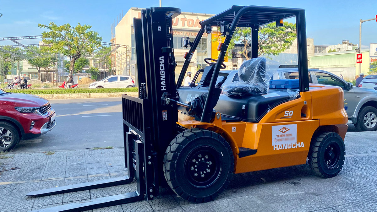 xe nâng dầu 5 tấn chui container