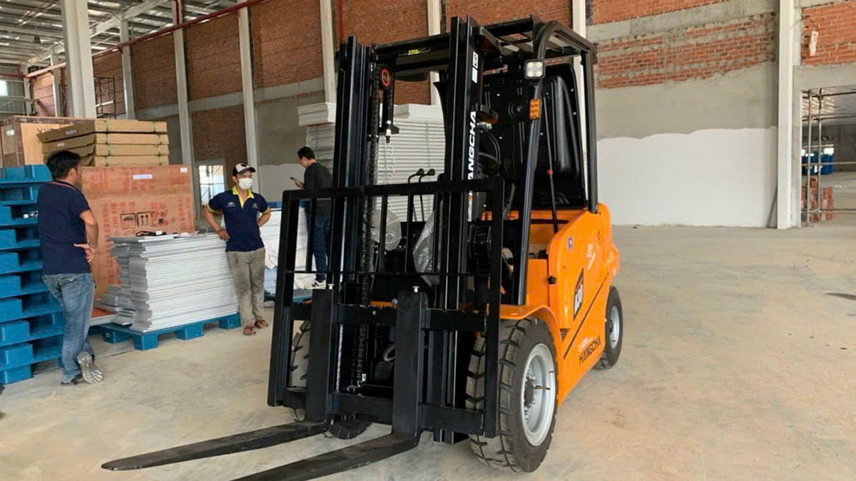Xe nâng điện 3 tấn Lithium