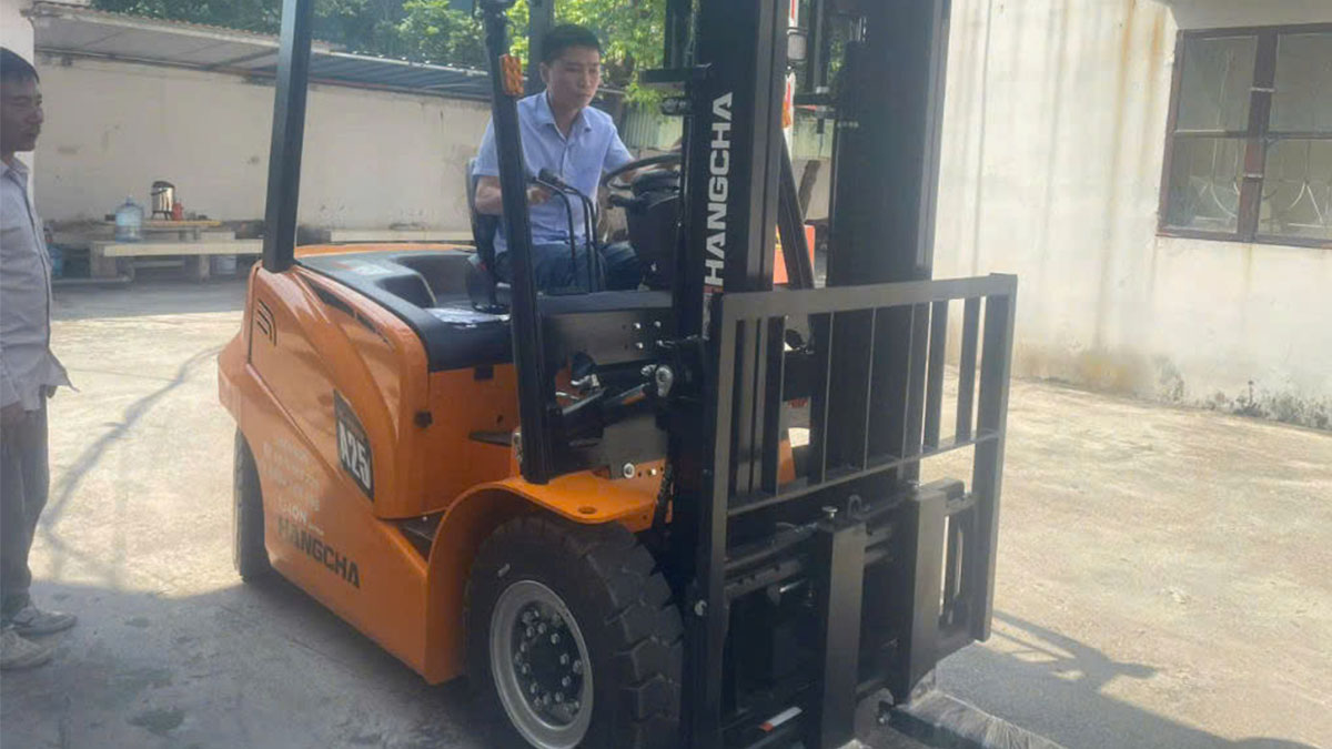 Xe nâng điện 2.5 tấn pin lithium